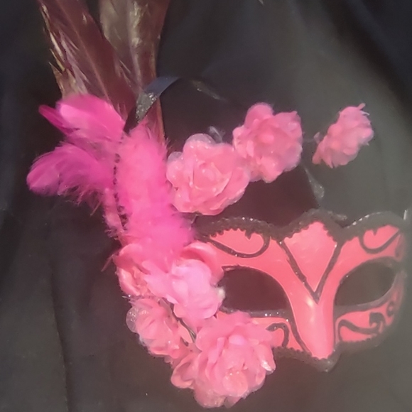 Feathered pink rose Masquerade mask Halloween costume party - Picture 4 of 6